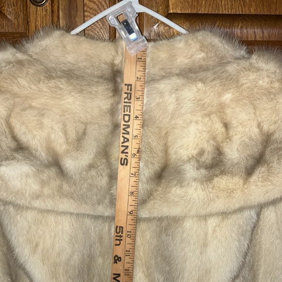 Genuine fur jacket. Species unknown. 20” long, 9” collar. Weiss furs, St Louis. - Picture 5 of 5